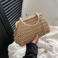 Vintage Stroh-Clutch mit Goldrahmen und Kettenriemen im trendigen Boho-Stil für Damen - Khaki
