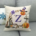 Fodera per cuscino Halloween con lettera Z e zucca su un divano in tessuto grigio - Lettera Z Viola (26) / 45x45cm