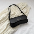 Bolso de hombro minimalista en ecopiel negra con letras doradas y correa anudada - Negro