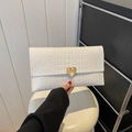 Pochette a busta bianca con trama a coccodrillo e chiusura a cuore dorata in mano - Bianco