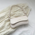 Bolso de hombro media luna blanco crema con correa anudada y letras doradas de moda - Blanco