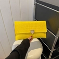 Pochette a busta giallo acceso con motivo a coccodrillo e chiusura a cuore - Giallo