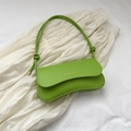 Elegante bolso verde de hombro con letras doradas y correa con nudo decorativo - Verde