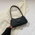 Borsa a spalla baguette nera minimalista con catena argento su tessuto beige - Nero