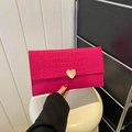 Pochette a busta fucsia in pelle con motivo a coccodrillo e fibbia a cuore dorata - Rosa Rosso