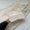 Elegante borsa a spalla beige in ecopelle con logo XM & BAGS e dettagli dorati - Bianco