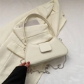 Elegante borsa baguette in pelle crema con catena in metallo e manico superiore - Bianco