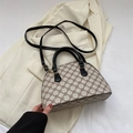 Klassische beige Monogramm Muscheltasche mit braunem Kleemuster und schwarzen Griffen - Schwarz