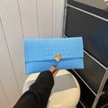 Bustina blu con motivo a coccodrillo e chiusura a cuore in metallo dorato lucido - Blu
