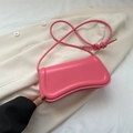 Borsa a spalla magenta minimalista con logo dorato e tracolla con nodo decorativo - Rosa