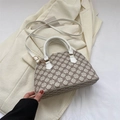 Beige Muscheltasche mit braunem Kleeblattmuster und weißen Ledergriffen für Damen - Weiß