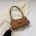 Borsa a spalla minimalista in pelle marrone con patta e catena in metallo argentato - Marrone