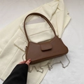 Borsa a tracolla baguette marrone in finta pelle con catena d'argento e patta magnetica - Marrone
