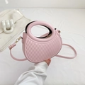 Minimalistische rosa Halbmond-Handtasche mit vertikaler Streifenprägung und Goldbeschlägen - Rosa