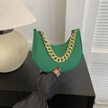 Bolso de media luna verde en piel sintética con efecto cocodrilo y cadena dorada - Verde