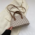Beigefarbene Boston-Tasche mit Kleeblatt-Print und braunen Ledergriffen für Freizeit - Braun