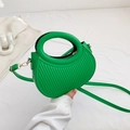 Leuchtend grüne Handtasche aus PU-Leder mit Faltenoptik und rundem Griff für Damen - Grün