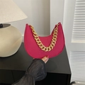 Bolso hobo en color fucsia con relieve de cocodrilo y cadena dorada gruesa moderna - Rosa Rojo
