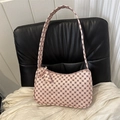 Bolso de hombro rosa minimalista con patrón geométrico en una silla de cuero - Rosa