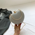 Silber glitzernde herzförmige Mini-Handtasche mit Goldkette und Strass-Verschluss - Silber