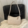 Bolso vintage beige con monograma bajo el brazo en forma de media luna y café - Blanco Roto