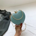 Elegante herzförmige Abendtasche aus hellblau-grünem Stoff mit goldener Kette - Blau