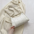 Bolso de hombro acolchado blanco de piel sintética con hebilla dorada elegante - Blanco