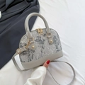 Bolso de mano gris tipo concha con bordado de montaña y cremalleras doradas mujer - Gris