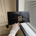 Minimalistische schwarze Umschlag-Clutch mit Krokoprägung und goldener Metallschnalle - Schwarz