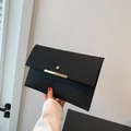 Pochette nera con trama a coccodrillo e dettagli metallici dorati eleganti - Nero