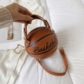Braune Basketball-Umhängetasche aus PU-Leder mit Narbung und edler Metallkette - Braun