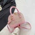 Bolso rosa tipo concha con textura de jacquard, cremalleras doradas y correa fina - Rosa