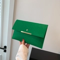 Pochette a busta verde smeraldo con trama a coccodrillo e barra metallica dorata a mano - Verde