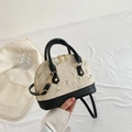 Borsa a conchiglia in paglia con ricami floreali e cinturini in pelle nera vista variante - Nero
