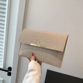 Pochette a busta in feltro beige con motivo a coccodrillo e bordo in metallo dorato - Cachi