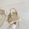 Borsa a conchiglia in paglia beige con ricamo floreale e tracolla rimovibile - Bianco Sporco