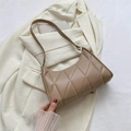 Bolso de hombro acolchado beige elegante con detalles dorados sobre un blazer - Caqui