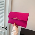 Pochette a busta fucsia con trama coccodrillo e fibbia in metallo dorato alla moda - Rosa Rosso