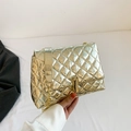 Borsa a catena dorata trapuntata con finitura metallica ed eleganti motivi a rombi - Oro