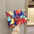Bunte geometrische karierte Umschlag-Clutch mit eleganter goldener Metallschnalle - Bunt
