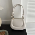 Elegante borsa a sella beige imbottita con tracolla annodata e dettagli dorati - Bianco
