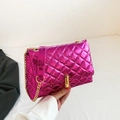 Borsa a tracolla fucsia metallizzata trapuntata con catena e fibbia quadrata in metallo - Rosa Rosso