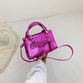 Sac à main magenta métallisé en similicuir avec motif crocodile et poignées rondes - Rose Rouge