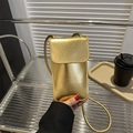 Mini bolso bandolera dorado de textura metálica con cierre de solapa y correa delgada - Dorado