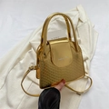 Borsa a mano oro metallizzato effetto coccodrillo con manico e tracolla da donna - Oro