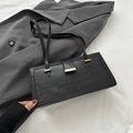 Bolso de hombro minimalista negro con relieve de cocodrilo y hebilla dorada - Negro