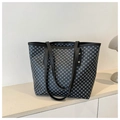 Dettaglio della borsa tote vintage con motivi geometrici e finiture in metallo dorato - Nero