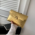 Elegante borsa clutch dorata con stampa coccodrillo e grande chiusura metallica - Oro