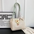 Beige geweven shopper met groene handvatten en een bloemenhanger voor dames - Tas met Bedels / Groen