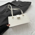 Bolso de hombro rectangular blanco con efecto piel de cocodrilo y cierre metálico dorado - Blanco